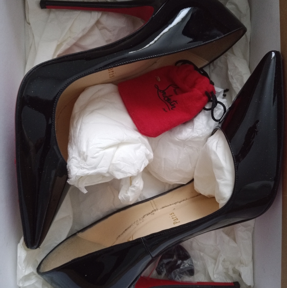 Glossy patent leather point-toe silhouette